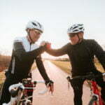 Photo de 2 cyclistes seniors se serrant la main
